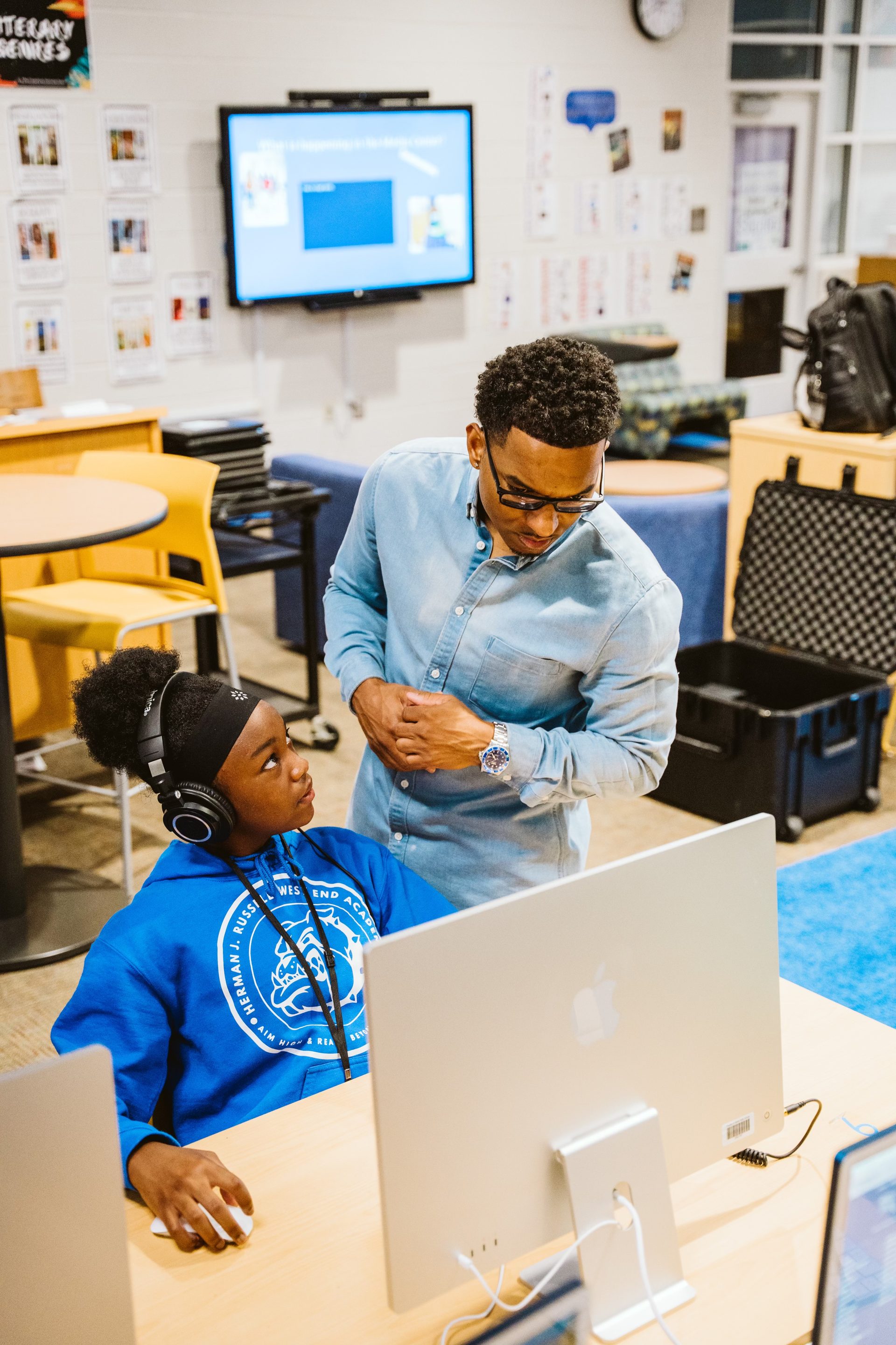 Keyz Bridgez working one-on-one with a student