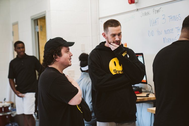 Keyz Bridgez talking with students in the classroom